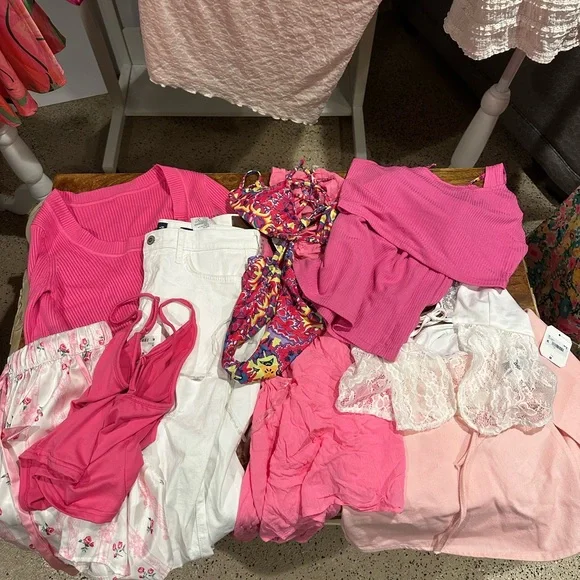 Pink and White Clothing Bundle good for vacation - Picture 1 of 3